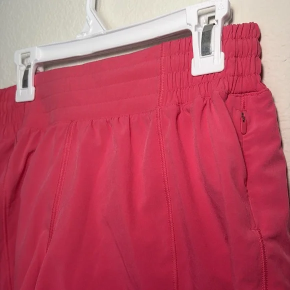 LIKE NEW Lululemon Hotty Hot High Rise Lined Short 4” lip gloss pink size 4 - Picture 6 of 7
